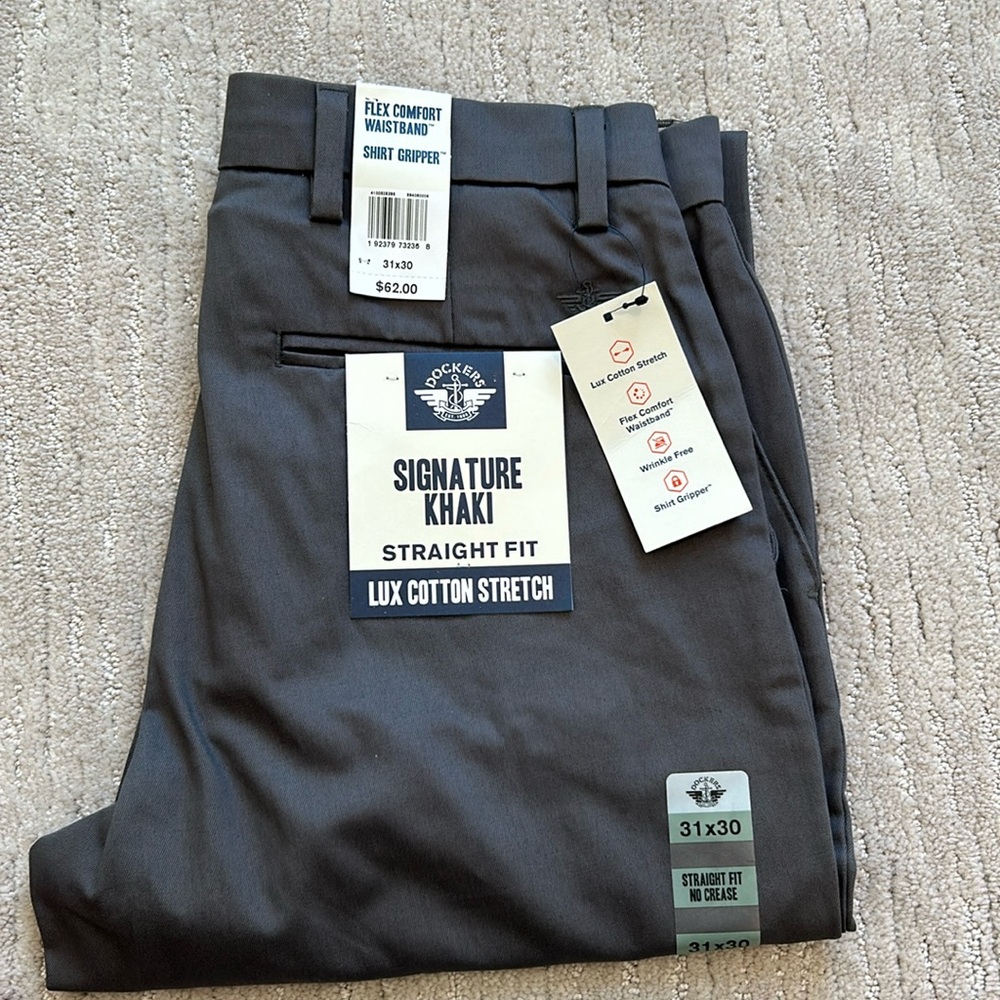Brand New with Tags Dockers Signature khaki straight Fit